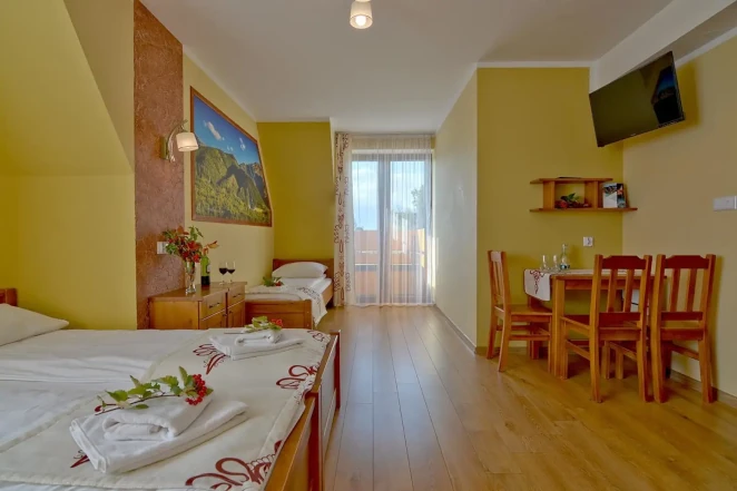 غرفة Comfort/Balcony لأربعة ضيوف مع حمام خاص وإطلالة على الجبال